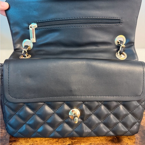 Chic Black Quilted Shoulder Bag with Gold Accents - Picture 4 of 5